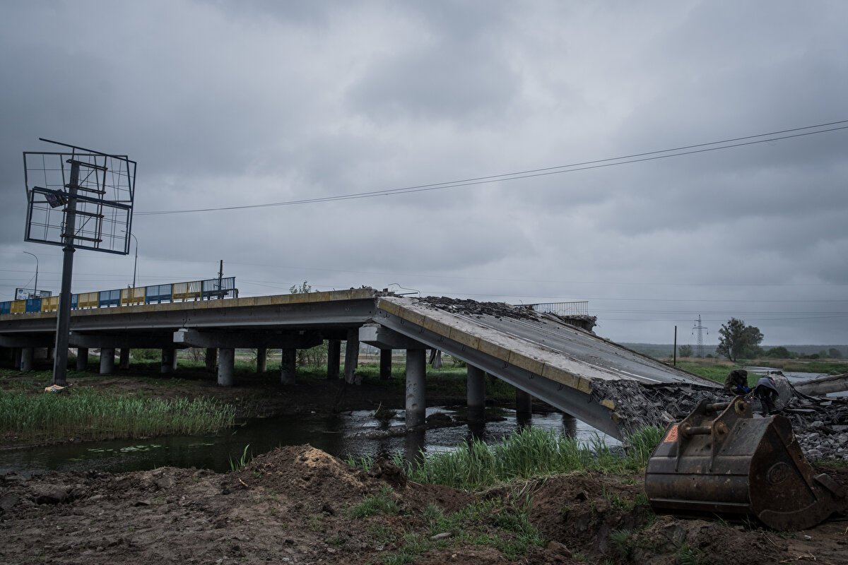 Bütün bunlar devam ederken Rusya, Odessa ve Mıkolayiv bölgelerine saldırılarını artırdı. Mayısın ikinci haftasından itibaren Karadeniz’de, Ukrayna’nın güneybatısında stratejik bir konuma sahip Yılan Adası üzerinde çatışmalar arttı. Savaşın başından itibaren Rusların kontrolüne geçen Ada'yı almak için Ukrayna ordusu girişimlerde bulunsa da henüz sonuç alamadı.
