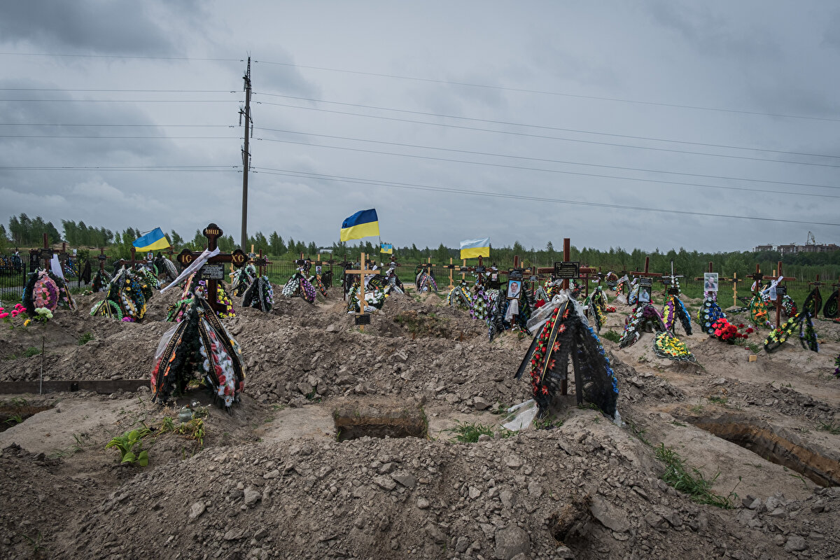Rusya Savunma Bakanlığı, Azovstal Metalürji Fabrikası sahasındaki sığınaklarda saklanarak direniş gösteren 2 bin 439 Ukraynalı savaşçının silah bırakarak teslim olduğunu açıkladı. Ukrayna tarafı ise bu kimselerin esir değişimi şartıyla teslim olduğunu savundu. Azovstal Fabrikası’nın da alınmasıyla Rus ordusu, Mariupol’ün kontrolünü tamamen ele geçirmiş oldu.<br><br>