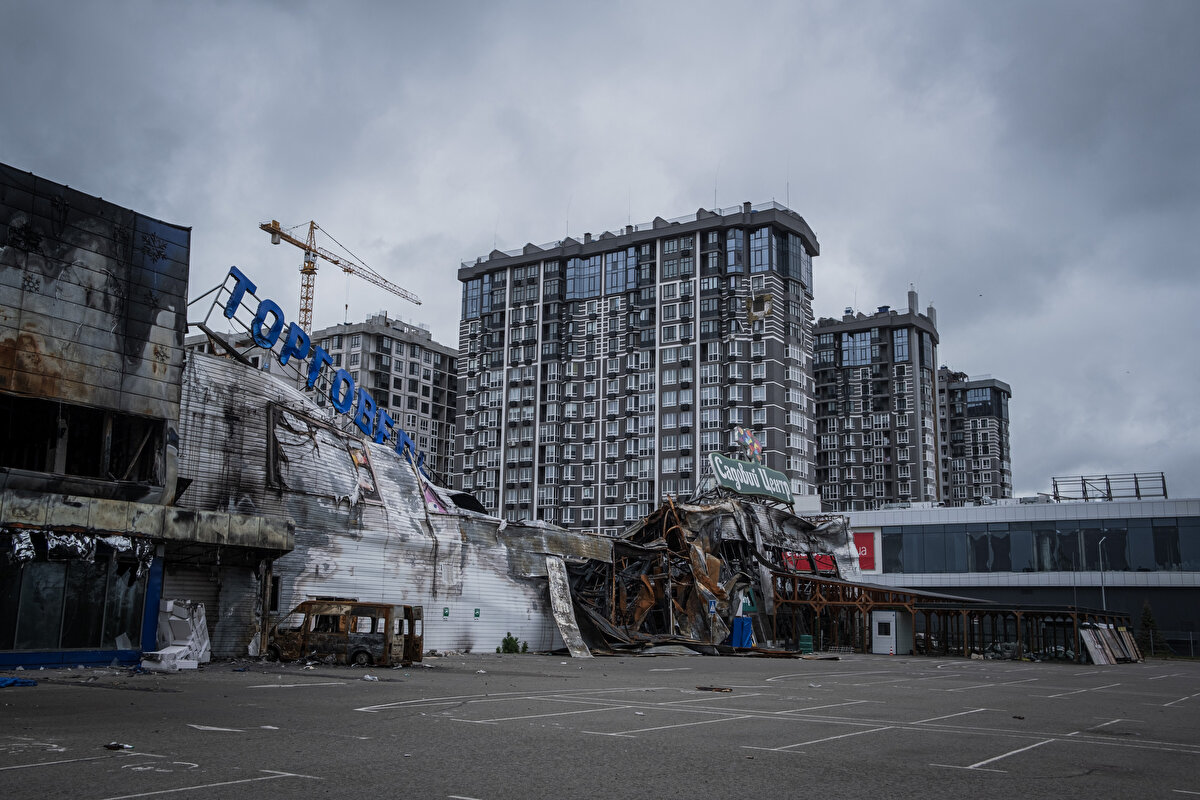 İlk bir ayda Azak Denizi'ne kıyısı olan stratejik şehirleri ele geçirmek için yoğunlaşan Ruslar, Berdyansk liman şehrini ele geçirdi. Savaşın üçüncü ayında Ukrayna’nın Azak Denizi’ndeki en önemli liman şehirlerinden Mariupol, uzun bir kuşatma sonunda Rusların kontrolüne girdi. Ancak Rus ordusu, Mariupol’de Ukrayna’nın güçlü savunmasıyla karşılaştı. Günlerce süren çatışmalarda Mariupol harabeye döndü.<br><br>