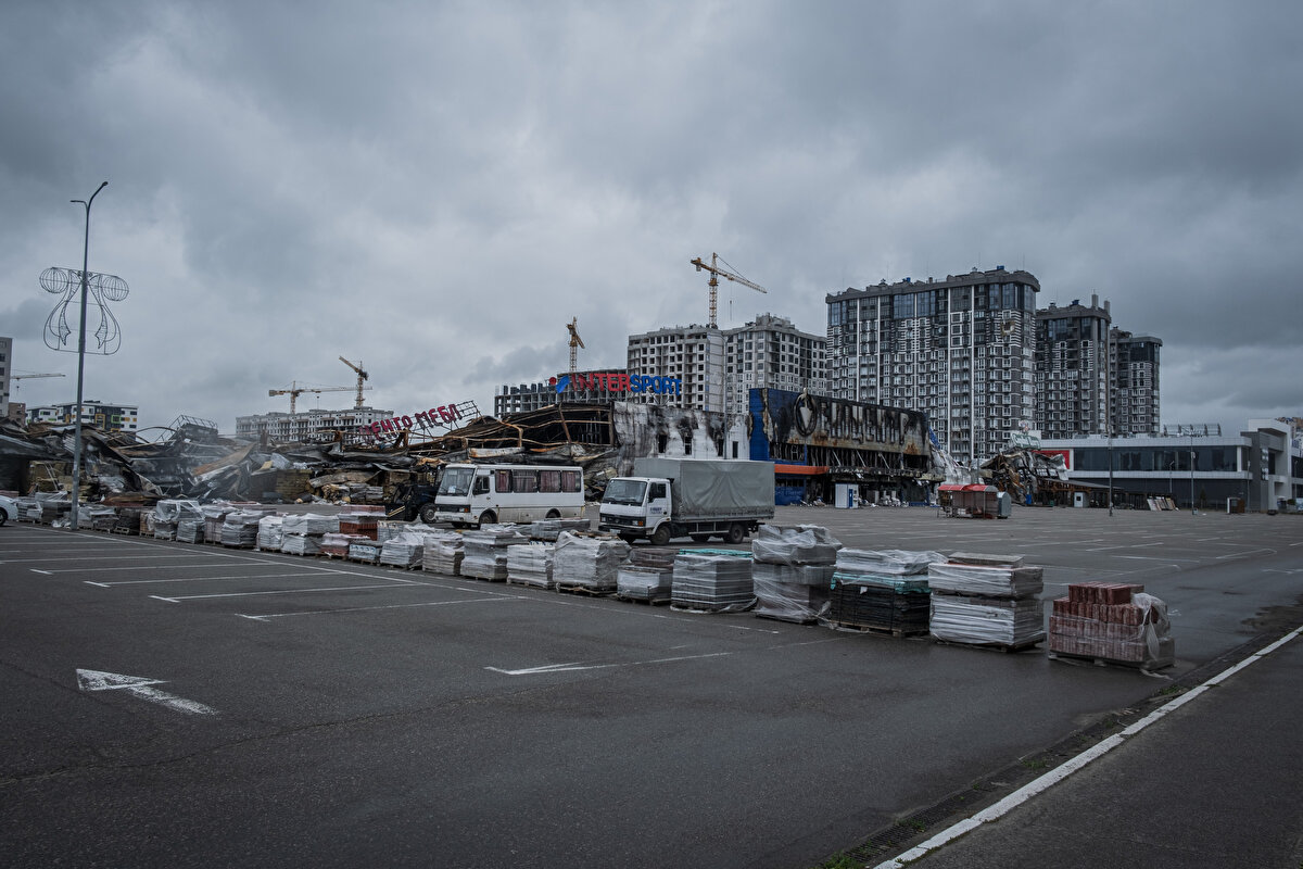 Rus askeri birlikleri, askeri altyapı tesislerini hedef alırken savaşın başından beri Harkiv ve Mariupol’ü de kuşatma altına aldı. Ancak Ukrayna ordusu, bu şehirlerde çok güçlü direniş gösterdi.<br><br>