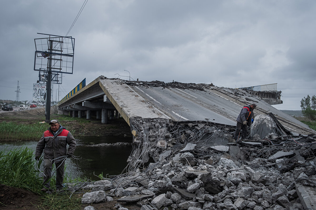 Bu açıklamadan kısa süre sonra Transdinyester’in sözde başkenti Tiraspol'deki "Devlet Güvenlik Bakanlığı" binasına, 25 Nisan'da roketatarla saldırı düzenlendi. Daha sonra da radyo yayınlarını sağlayan anten kulelerinde patlamalar oldu.<br><br>Ardından Voronkovo köyü civarında 5 Mayıs'ta da benzer saldırı yapıldı. İki gün sonra aynı köyün ve eski hava üssü civarında 4 patlama daha meydana geldiği belirtildi. Bazı siviller bölgeyi terk etti.
