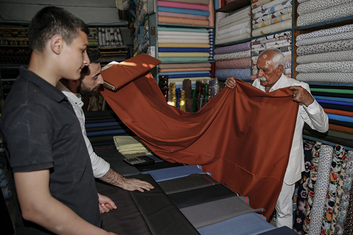 Aziz Serim, "Kendime iyi bakıyorum ve bu renkli elbiselerden vazgeçmeyeceğim." ifadesini kullandı.<br>