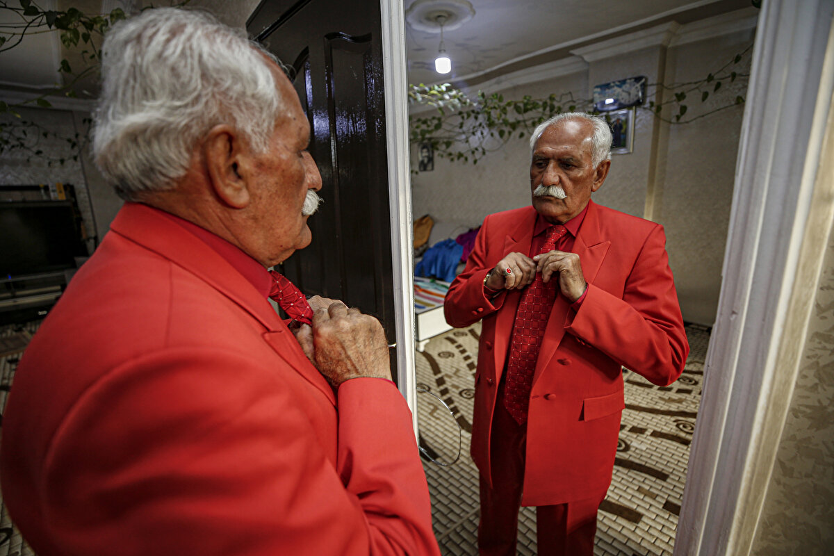 Cudi Mahallesi'ndeki evinin dolabında sarı, turuncu, kırmızı, beyaz, bordo, yeşil ve mavi onlarca takım elbise bulunduran Serim, bu renkleri sadece takım elbiselerinde değil ayakkabıları ile kullandığı aksesuarlarında da tercih ediyor.<br>