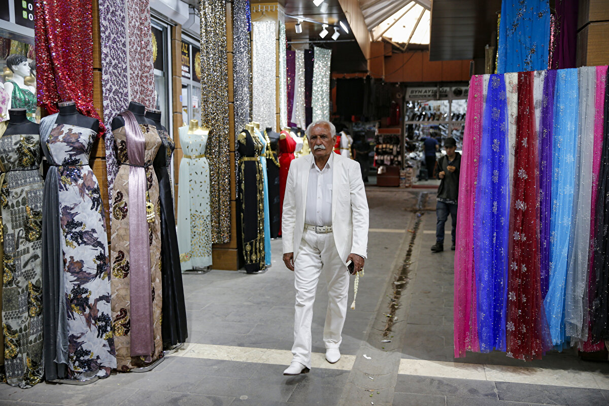 Daha önce hep siyah ya da koyu renk takım elbise ve giysi tercih ettiğini ifade eden Serim, "Son 10 yıldır renkli giymeye karar verdim. Zevkli bir insanım, güzel giyinmeyi seviyorum." dedi.<br>