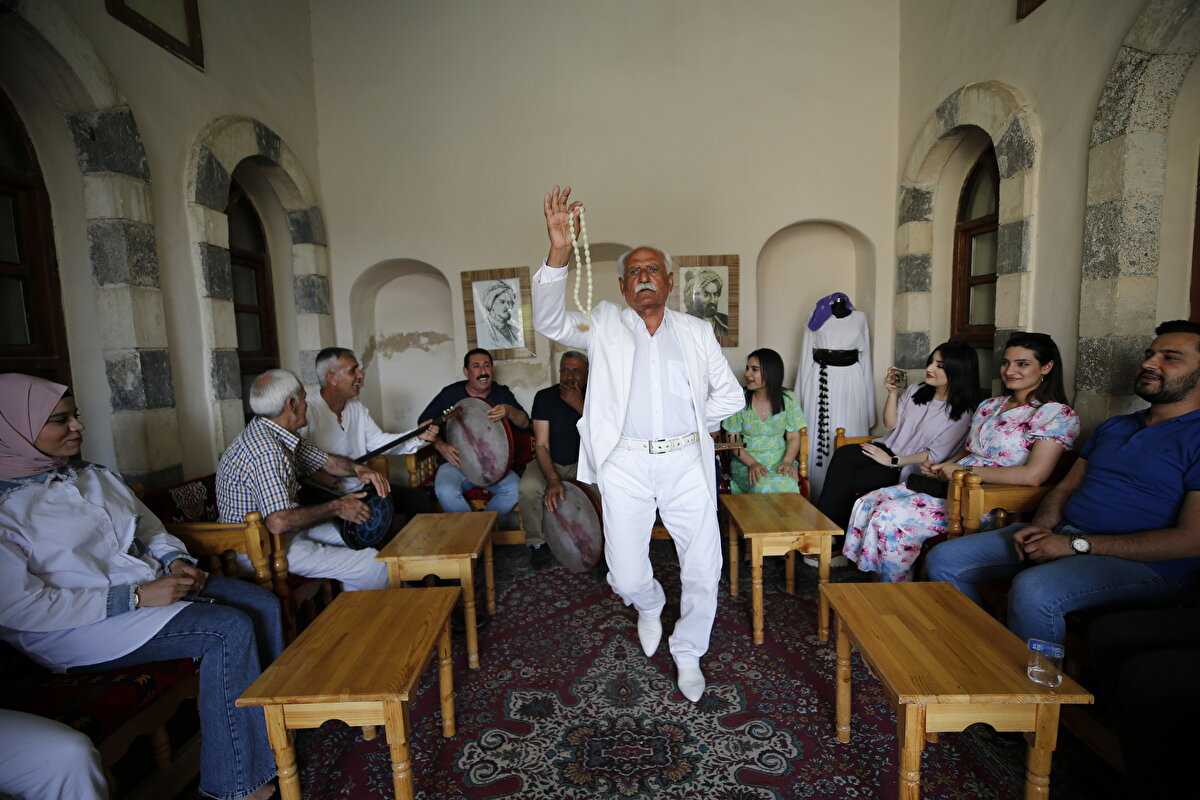 Serim, giydiği renkteki takım elbisesine uyumlu tespih, ayakkabı, telefon kılıfı ve saat de tercih ettiğini, sokakta gördüğü ilgiden memnuniyet duyduğunu dile getirdi.<br>