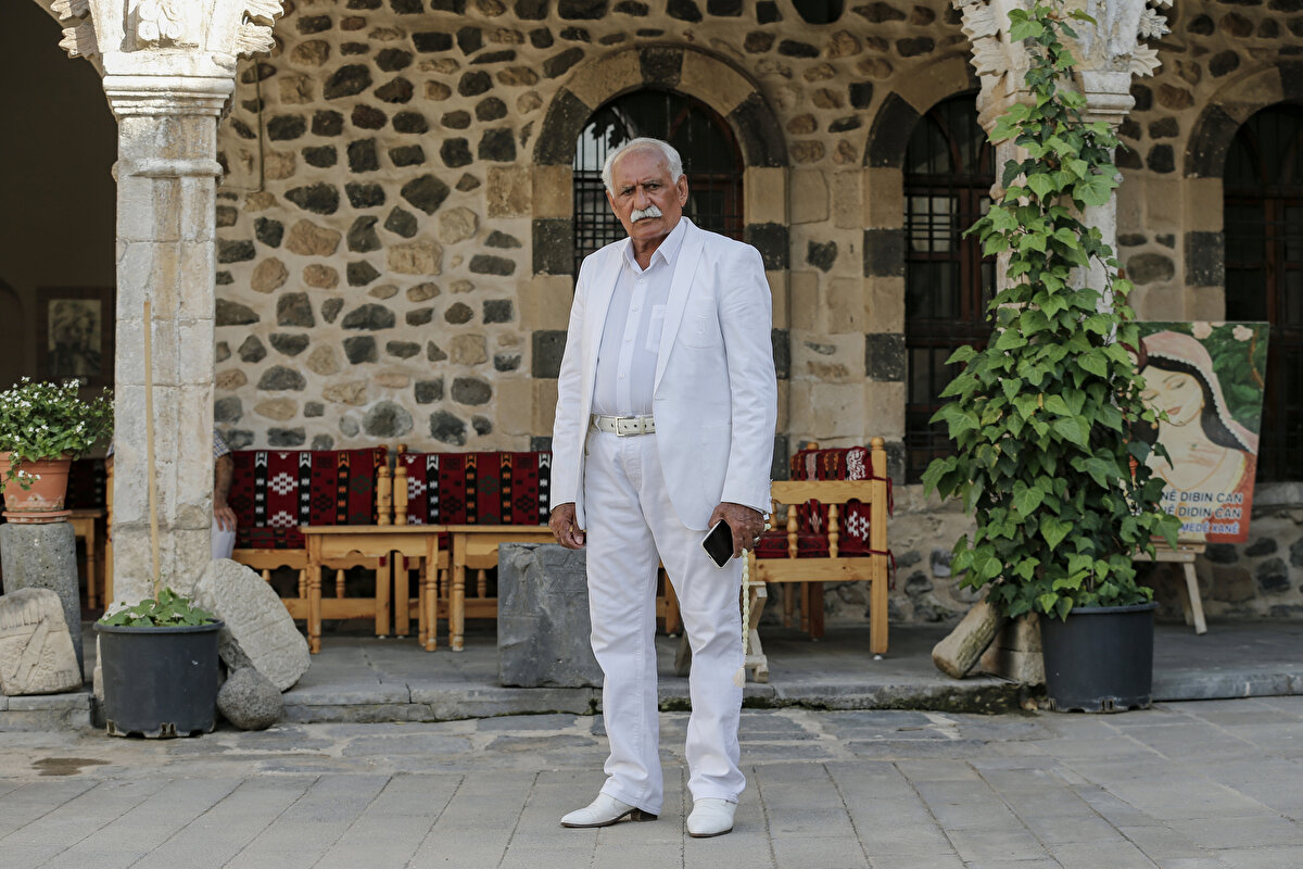 Tanıyanların kendisinden "Aziz amca", tanımayanların ise "renkli adam" olarak söz ettiği Serim, ilçede gezerken vatandaşlardan büyük ilgi görüyor, hatıra fotoğraf çektirmek isteyenlerle de öz çekim yaptırıyor.<br>
