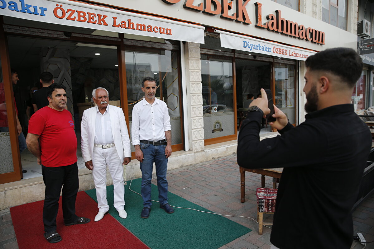 Serim'in ilçede şık giyinmesi ile tanındığını anlatan Nuhutçu, "Cizre halkı onu çok seviyor ve sayıyor. Tespihi, ayakkabısı, saati hep tek renk. Yıllardır böyle giyinir. Bakımlı bir insan. Onun da zevki o renkli giyimi. Güzel ve şık giyindiğini düşünüyorum, takdir ediyorum" dedi.