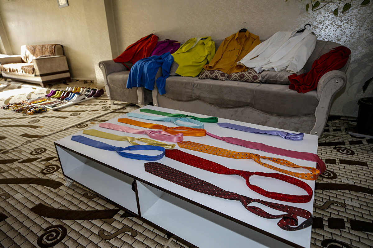 Serim, aldığı kumaşlarla ilçedeki iki terzisine takım elbiselerini diktirdiğini, bazı günler 3 takım elbise değiştirdiğini anlattı.