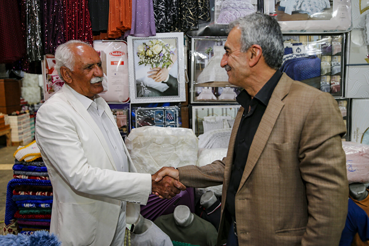 "Renkli kıyafetler hayatıma renk kattı"<br><br>Eşinin de renkli giyinmesi konusunda kendisini desteklediğini ancak ona zahmet vermemek için giysilerini kendisinin ütülediğini, ertesi gün giyeceği giysileri akşamdan hazırladığını anlatan Serim, "Param olduğunda hangi renk elbiseyi beğenirsem alıyorum, param olmadığında almıyorum. Borçla kesinlikle almam. Renkli bir kişiliğim var ve giydiğim renkler de beni ifade ediyor. İstediğim renkleri genelde burada bulamıyorum, dışarıdan sipariş ediyorum." diye konuştu.