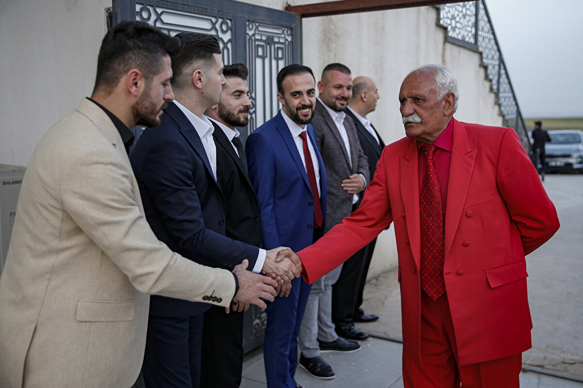 <br>Mecit Çağırcı da Serim'in ilçenin renkli siması olduğunu dile getirerek, "Özellikle tek tip giyimi ile tanınıyor. Her gün farklı bir renk giyinir. Düğünlerimizde çok da güzel oynar. Sempatik bir kişiliği var. Düğünlerin aranan kişisi konumunda. Her düğüne çağrılır. İki gün aynı rengi üstünde görmeniz mümkün değil. Her gün mutlaka ayrı bir renk giyinir." diye konuştu.