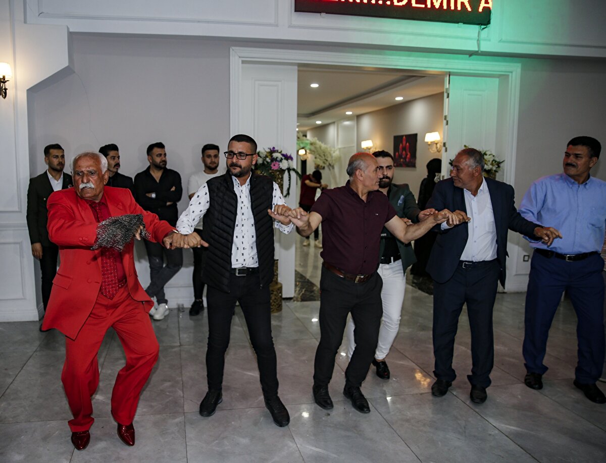 Serim, düğünlerde halayın başında oynadığını, Silopi ilçesine, Diyarbakır'a düğünlere gittiğini, Mersin'den ve Irak'tan da düğünler için davet aldığını ve çoğuna katıldığını kaydetti.