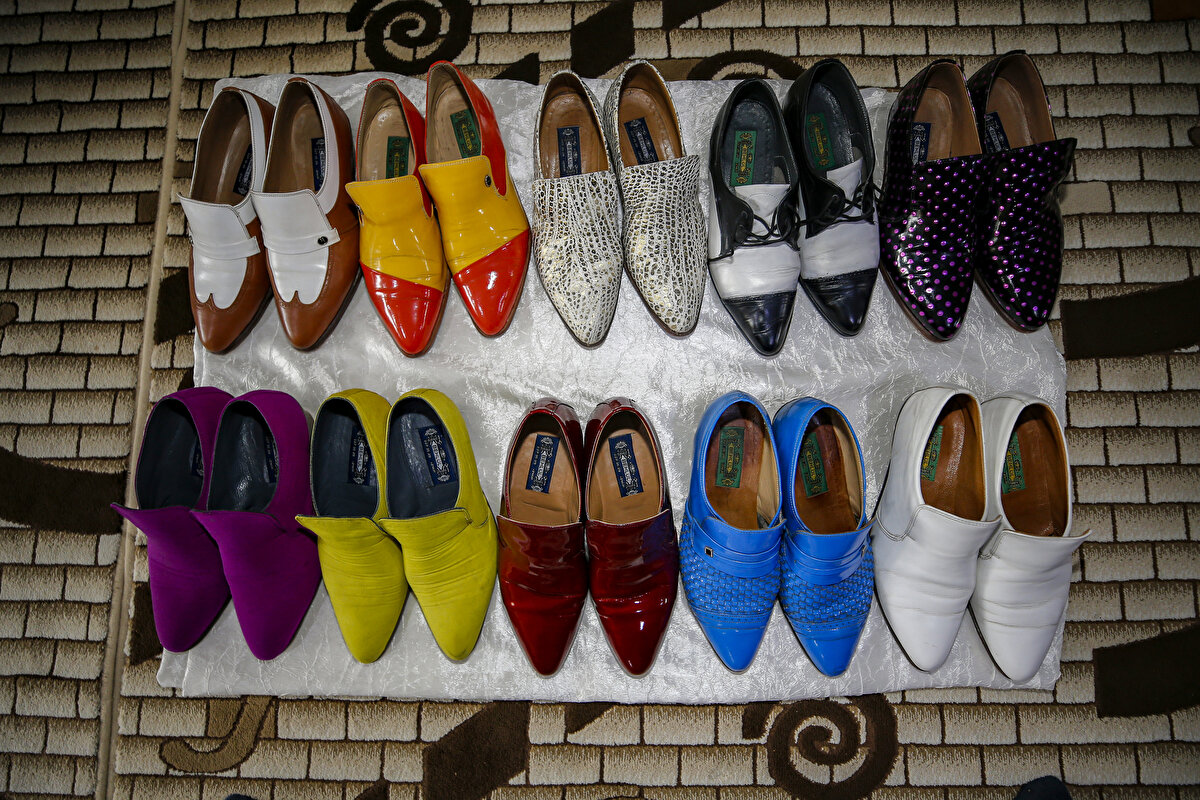 Sütçü, Serim'in zevkli bir müşteri olduğunu dile getirerek, "10 yıldır zevkine göre kumaşları getiriyor, ben de onun zevkine göre dikiyorum. Çok da memnun kalıyor. Renkli elbiselerini zevkle dikiyorum. Aziz beyin getirdiği kumaşlar çok güzel oluyor. Böyle zevkli müşterileri çok seviyorum." dedi.<br>