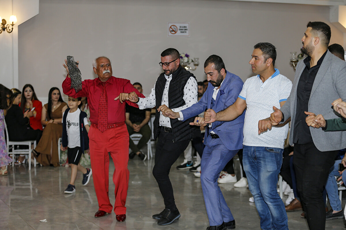 "Zevkli bir insanım, güzel giyinmeyi seviyorum"<br><br>Aziz Serim, AA muhabirine, taksicilik yaptıktan sonra emekli olduğunu, eşi ile birlikte yaşamını sürdürdüğünü söyledi.