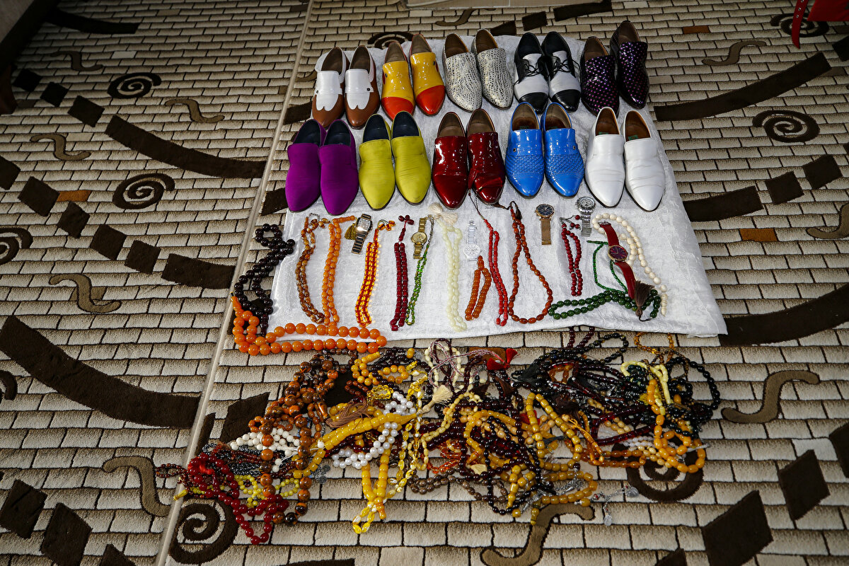 Diktirdiği elbiseyi aynı gün giyindiğini belirten Serim, "Belki ölürüm, o zevki, heyecanı başka güne ertelemiyorum. Çoğu zaman istediğim renkleri burada bulamıyorum, internetten buluyorum. 3-4 ayakkabıyı İzmir'de yaptırdım. Bir filmde bir renk takım elbise veya ayakkabı beğendiğim zaman fotoğrafını çekiyor, burada varsa alıyor yoksa sipariş veriyorum. Renkli kıyafetler hayatıma renk kattı. Bir çiçekte bir rengi beğendiğimde mutlaka o renkten takım yaptırıyorum." şeklinde konuştu.