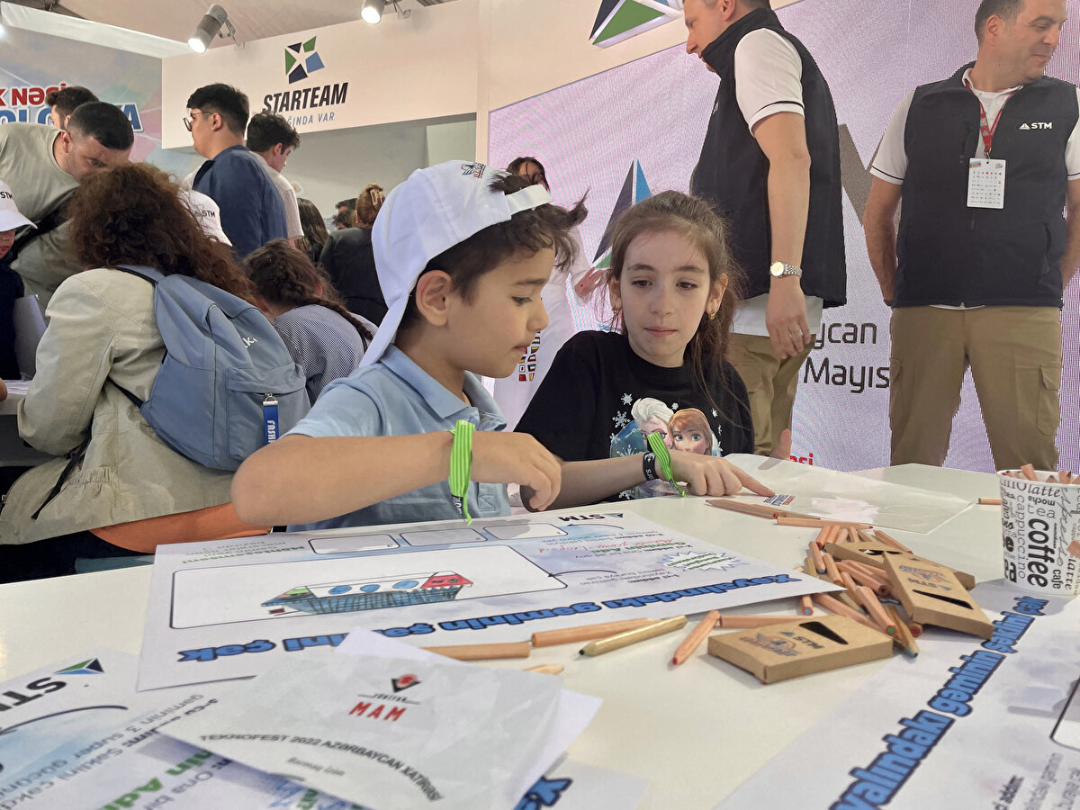 Annesiyle birlikte TEKNOFEST Azerbaycan'a katıldığını ifade eden Selimova, Roketsan standındaki oyun simülasyonunu kullandı ve Türkiye-Azerbaycan kardeşliğine ilişkin çeşitli şiirleri AA mikrofonlarına okudu.<br>