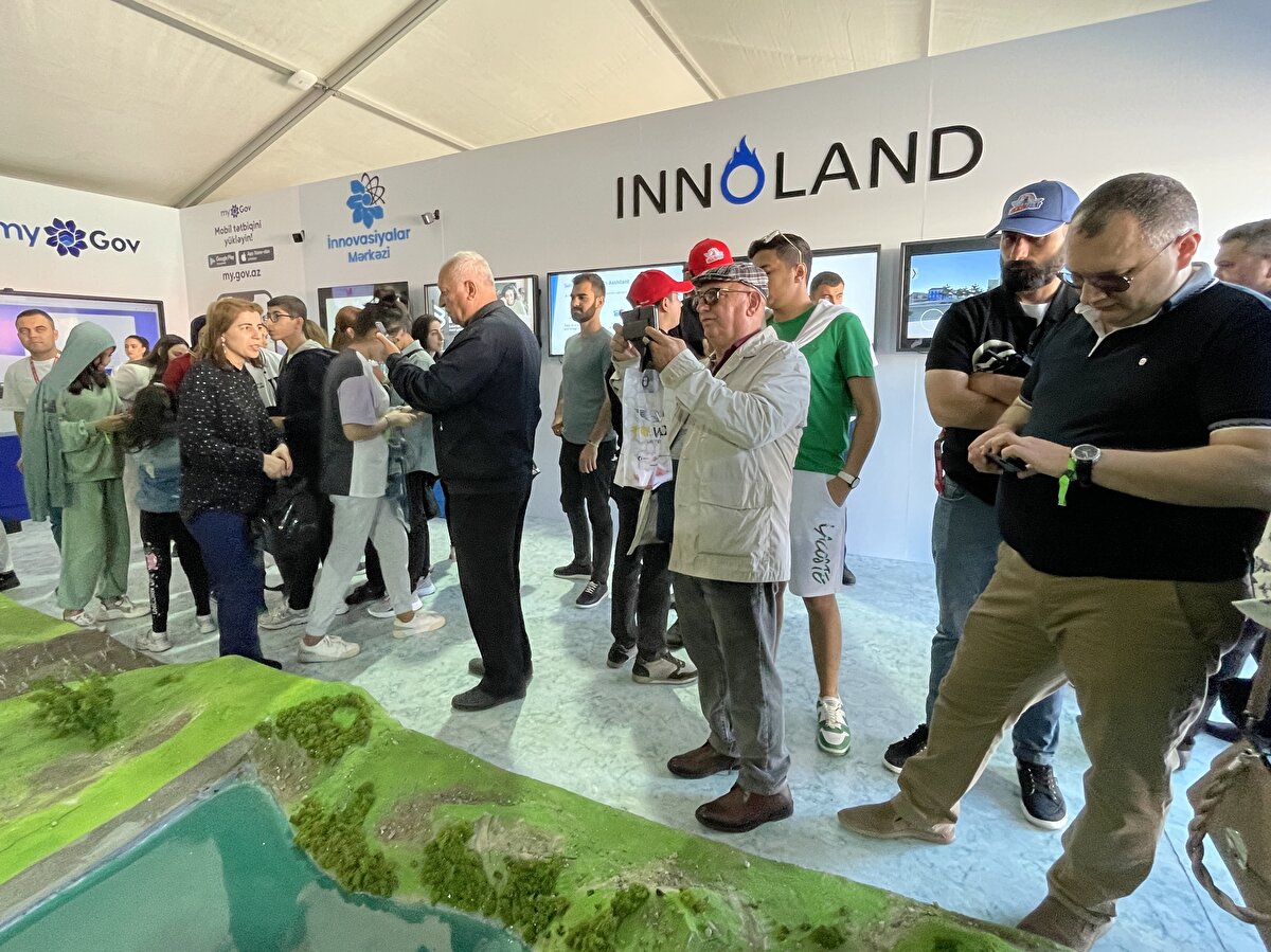 "Ailemle birlikte TEKNOFEST'in ilk gününde buradayım"<br><br>14 yaşındaki Nurlan Ahmedov da Baykar standında yer alan uçuş simülasyonunu kullandığını belirterek, "AKINCI'yı simülasyonla da olsa kullanmak çok güzel. Bakü'de yaşıyorum. Ailemle birlikte TEKNOFEST'in ilk gününde buradayım. Her şey çok güzel." diye konuştu.<br>12 yaşındaki Nermin Meherremli ise Havelsan standındaki zihin gücüyle uçak kullanma etkinliğine katıldığını aktararak, "Çok güzel bir aktiviteydi. TEKNOFEST'te hava araçlarını yakından görme imkanı buldum ve çok mutlu oldum." dedi.<br><br>51 yaşındaki Habil Aliyev, "TEKNOFEST'in Bakü'de yapılacağını daha önce duymuştum. Bugün gezmeye çıktım ve ilk gününde TEKNOFEST'e katıldım. Havelsan'ın etkinliğinde zihin gücümü kullanarak uçak kullandım." diye konuştu.<br><br>67 yaşındaki Valih Elibeyov da Bakü'de TEKNOFEST'i ağırlamanın çok güzel bir duygu olduğunu vurgulayarak, şunları kaydetti:<br><br>"Buradaki etkinlikler ilgimi çekiyor. AKINCI'yı ve Bayraktar'ı yakından gördüm ve uçuşları izledim. İlerleyen günlerde TEKNOFEST'e eşimle birlikte bir kez daha geleceğim."<br><br>- Özel sergi alanları, şovlar, konserler ve lazer gösterileri yer alıyor<br><br>TEKNOFEST bu yıl, 4 gün boyunca 10 farklı kategoride düzenlenen teknoloji yarışmaları, Bakü Crystal Hall'de düzenlenecek girişim zirvesi Take Off Bakü, Türk ve Azerbaycan Hava Kuvvetlerinin Bakü semalarındaki gösteri uçuşları, Türkiye ve Azerbaycan'dan festivale katılacak devlet ve özel şirketlerin yenilikçi ürünleriyle özel sergi alanları, şovlar, ödül törenleri, konserler, lazer ve dans gösterileriyle ziyaretçilerini ağırlıyor.<br><br>Ziyaretçiler, su yüzeyinde gerçekleştirilecek uçuş şovları, 720 derece dönebilen uçuş simülatörü, havada uçuş deneyimi yaşatan hava tüneli, Bakü Meydanı'nda yapılacak lazer şovları ve her akşam gerçekleştirilecek konserleri takip edebiliyor.<br><br>76 paydaş kurumun desteğiyle yarın açılış töreni gerçekleştirilecek TEKNOFEST Azerbaycan, 28 Mayıs Cumartesi iki devletin Cumhurbaşkanlarını ağırlayacak.<br><br><br>Yarışmalarda birinci olan takımlar, ödüllerini Azerbaycan Cumhurbaşkanı İlham Aliyev ve Cumhurbaşkanı Recep Tayyip Erdoğan'ın elinden alacak.<br>