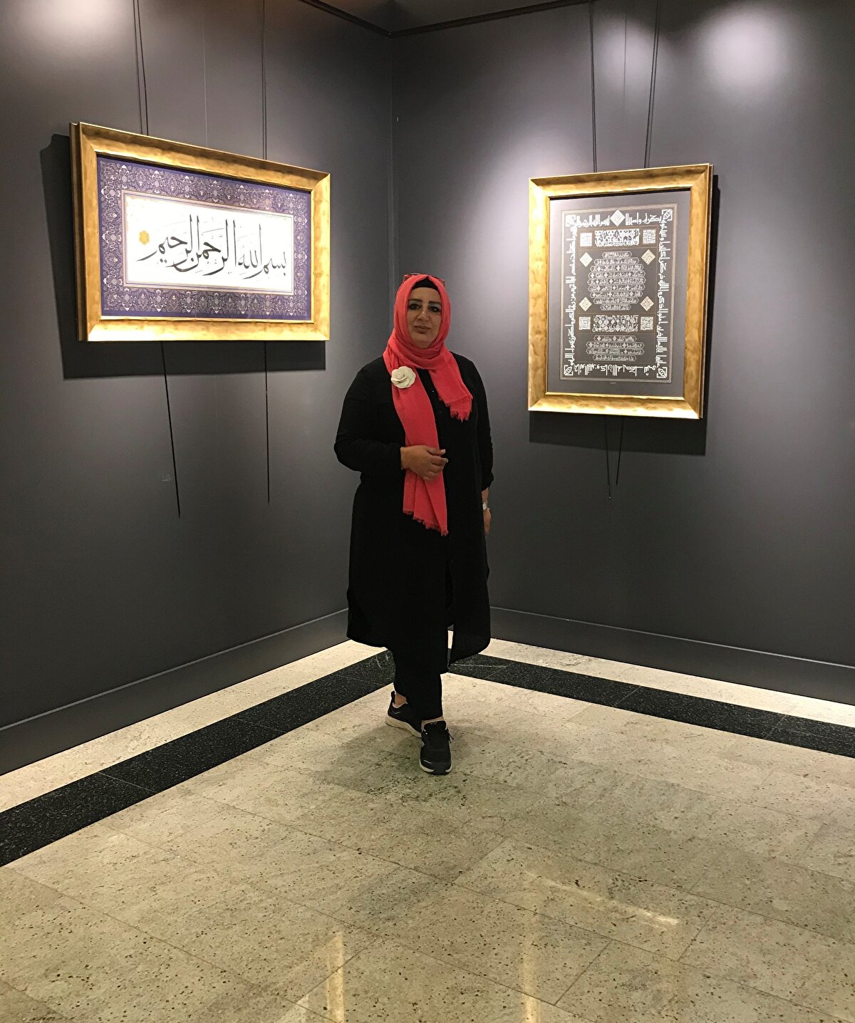 Müzehhibe Eda Funda Özkan, İstanbul Üniversitesi Edebiyat Fakültesi mezunu. Ebru sanatıyla ilgilenip, hocası Fuat Başar’dan icazetini aldı. Türk İslam Sanatında Ciltçilik tezi döneminde, tezhip sanatına gönül vererek çalışmalarını bu yönde sürdürdü. Goethe Enstitüsü eski eser restorasyonu, İlhami Atalay’dan resim dersleri, University of London Art modern sanatlar, Chelsea Art Collage resim ve “fine art” dersleri aldığı eğitimlerden bazıları. Sanatçı çalışmalarını Pembekapı Sanat’ta devam ettirmekte.