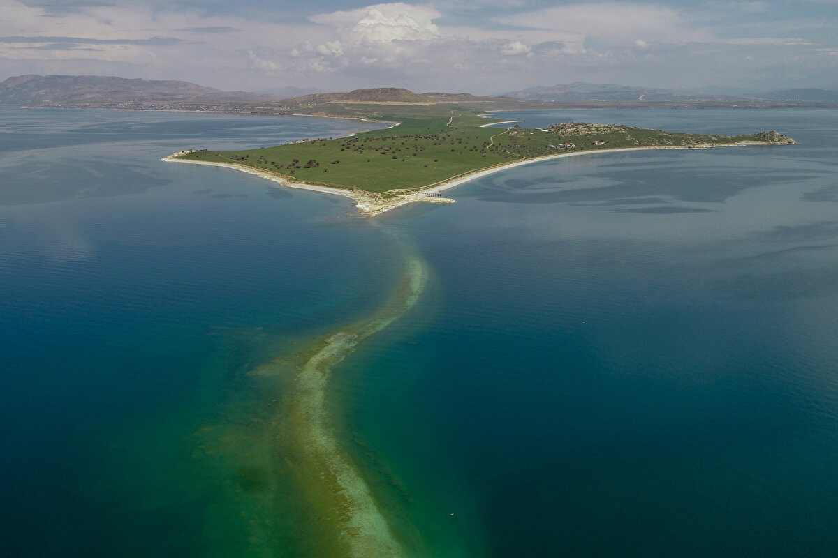 Göldeki 4 büyük adadan biri olan, Ktouts Manastırı ve doğasıyla çok sayıda ziyaretçi ağırlayan Çarpanak Adası'nı karaya bağlayan 1 kilometre uzunluğundaki yolun büyük bölümü de çekilmeyle kara parçasına dönüştü.<br>