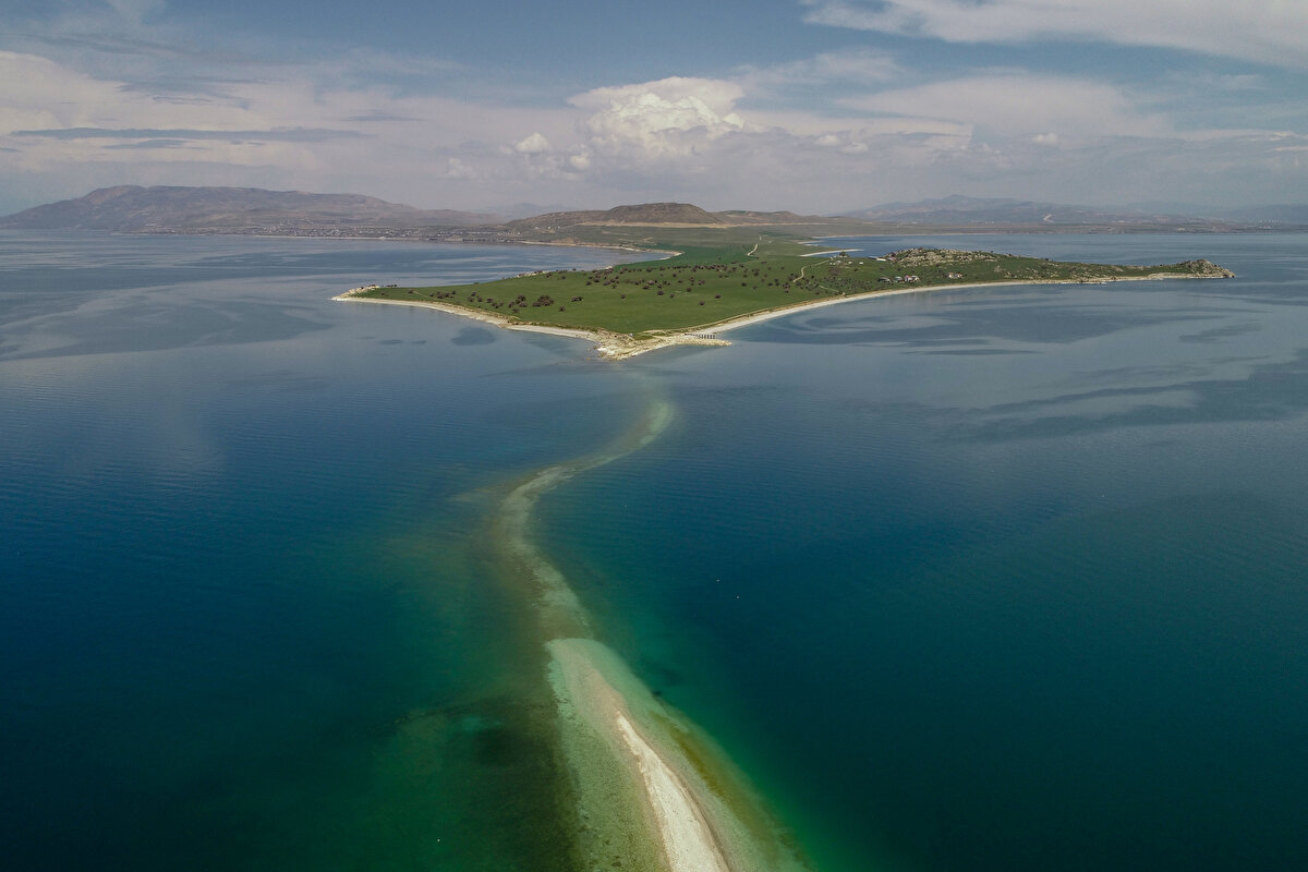 Van Yüzüncü Yıl Üniversitesi (YYÜ) Edebiyat Fakültesi Arkeoloji Bölümü Başkanı Prof. Dr. Rafet Çavuşoğlu, AA muhabirine, eski adı Tuşba olan Van'ın Urartulara uzun yıllar başkentlik yaptığını söyledi.<br>