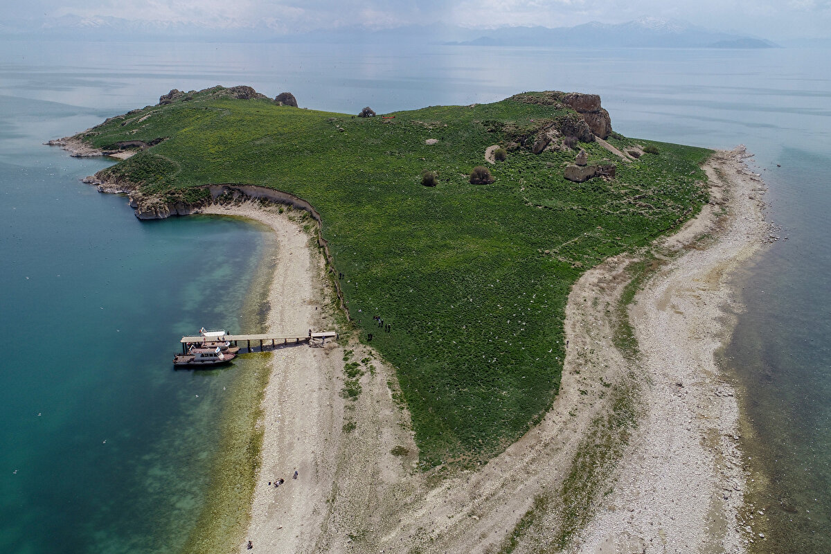 Urartuların hem kara hem de deniz yoluyla Van Gölü etrafına ulaşım ağları kurduğunu anlatan Çavuşoğlu, "Bu yollardan biri de Tuşba'dan başlayıp, Kalecik, Topaktaş daha sonra da Çarpanak Adası'na kadar devam eden yol. Çarpanak Adası'ndaki kalıntılar yani Çarpanak Kilisesi, Orta Çağ'a ait. Burası Antik Çağ'da yarım ada şeklindeyken yolun seviyesi yükseltilerek ulaşım karadan sağlanmış. Aslında Tuşba'dan başlayıp gölün kıyısından devam eden, kalelere ulaşımı sağlayan bir yol. Ayanıs ve Amik kalelerinden sahili takip ederek Muradiye'ye kadar devam eden bir Urartu yolu söz konusu." diye konuştu.<br>