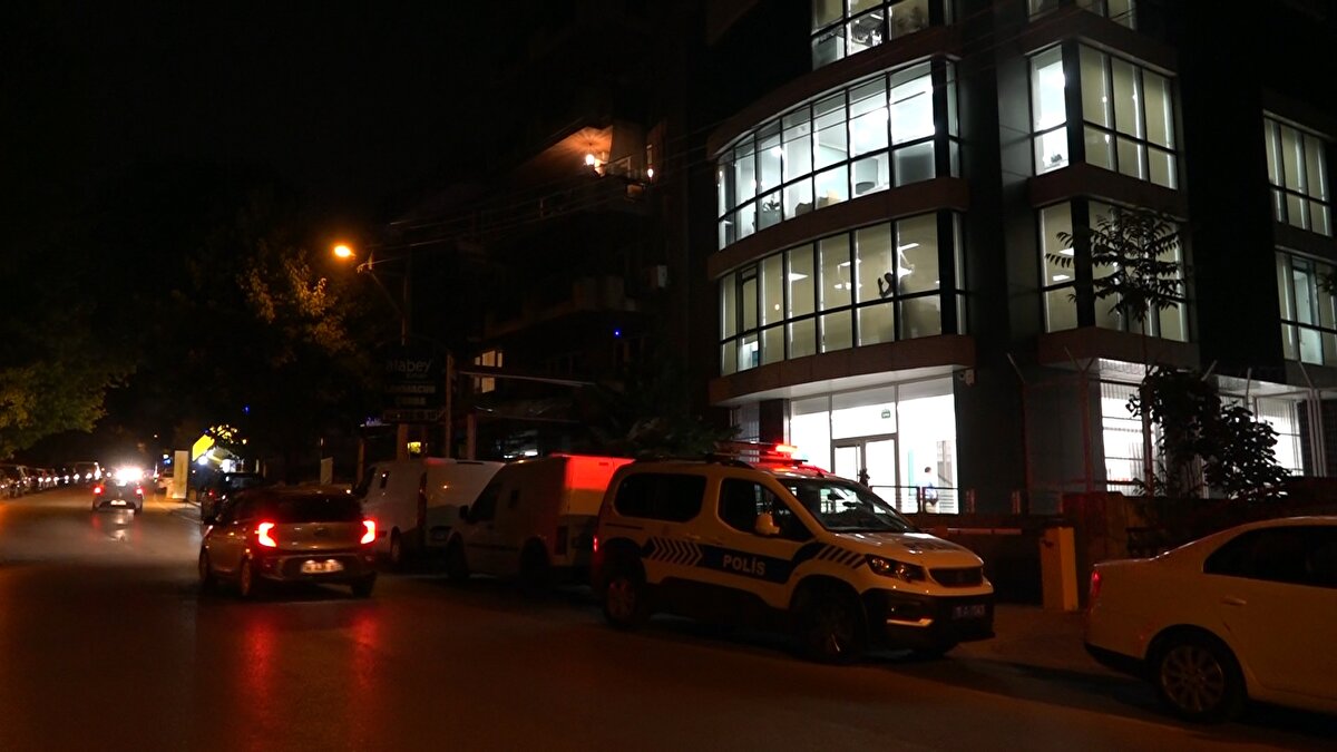 Kimliği açıklanmayan şüpheli, cadde üzerinde bulunan bir bankanın transfer merkezinde para sevkiyatı yapıldığı sırada hırsızlık girişiminde bulundu. 