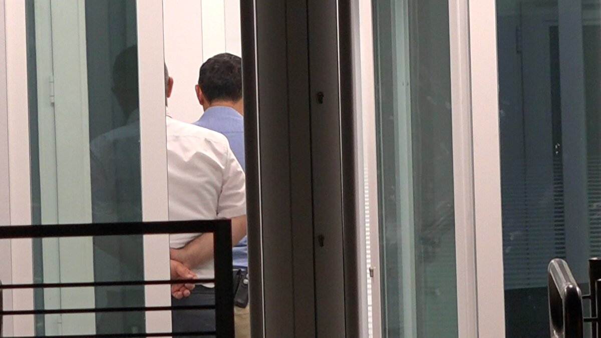 İhbar üzerine olay yerine çok sayıda polis ekibi sevk edildi. Şüpheli, polis ekiplerince gözaltına alındı. Olayla ilgili soruşturma sürüyor. 