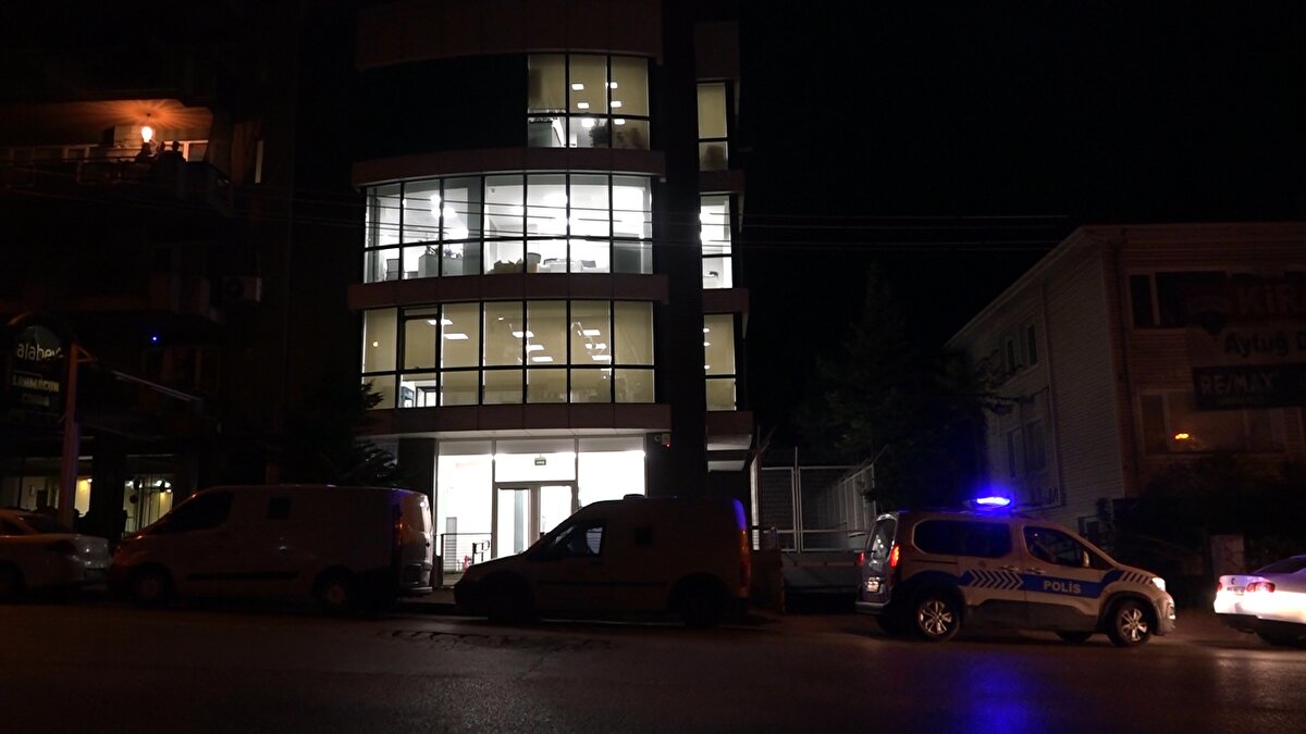 Şüpheli, banka görevlisinin araçtan alıp, merkeze taşıdığı ve içerisinde 100 bin Euro bulunan para torbasını almak istedi. Çantayı alan şüpheli, kaçmak istediği sırada özel güvenlik görevlilerinin müdahalesiyle yakalandı. 