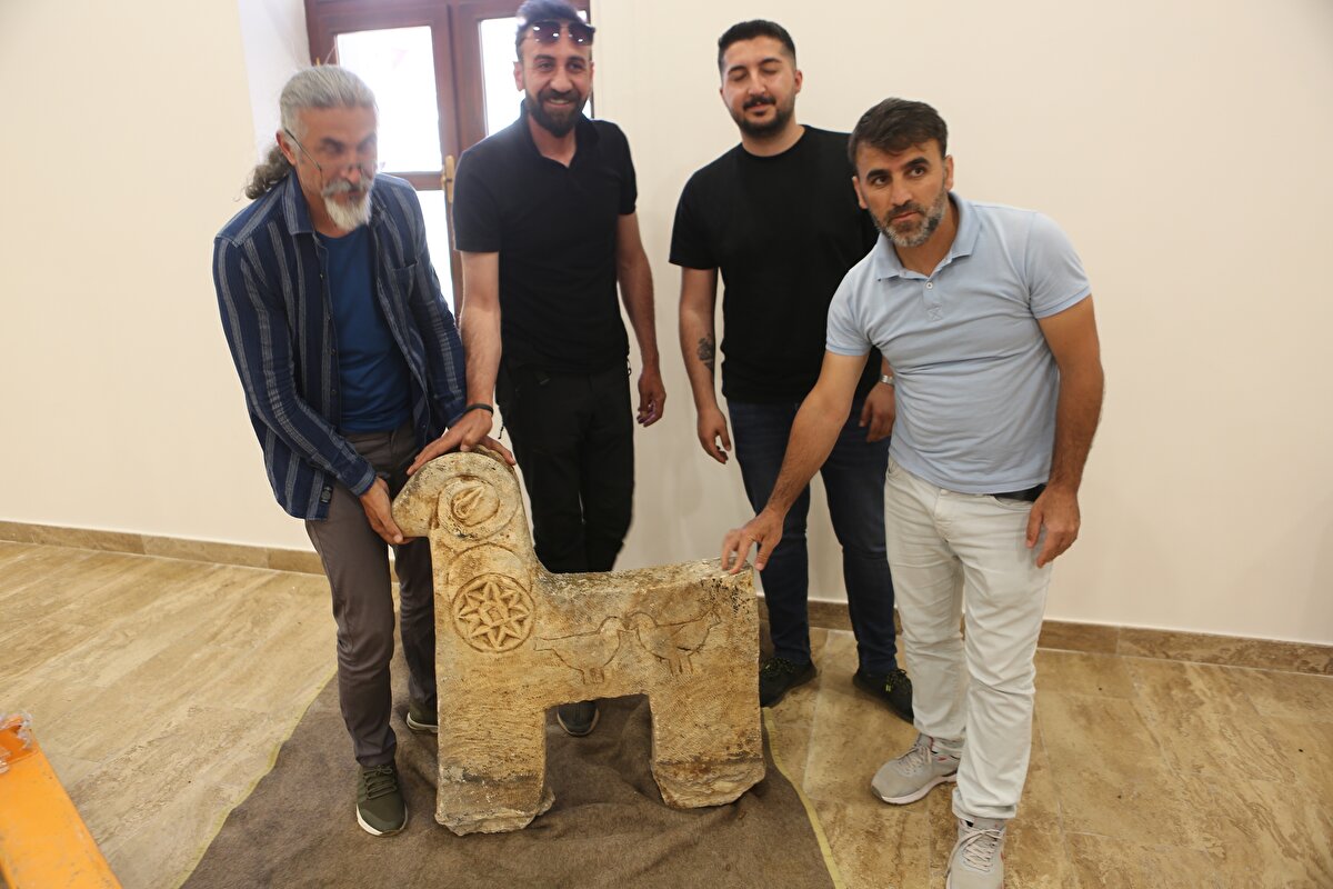 Mezar taşını çalan kişi ya da kişilerin tespit edilmesine yönelik İl Jandarma Komutanlığı ekiplerinin yaptığı çalışma sürüyor.<br><br>