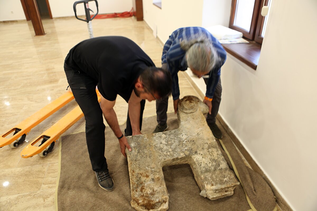 Müze Müdürü Kenan Öncel, mezar taşının bulunmasından dolayı mutlu olduklarını söyledi.<br><br>Öncel, "Dün gece bir köylü vatandaşımızın bizi arayıp aradığımız eserin kendi köylerinde olma ihtimalinin olduğunu belirtmesi ve mezarı tarif etmesi üzerine sabah saatlerinde güvenlik güçlerimizle birlikte köye gittik. İncelemeler sonucunda çalınan mezar taşımızın olduğunu tespit ettik. Kültür Bakanlığı Kültür Varlıkları ve Müzeler Genel Müdürlüğü'ne bu eserimizin aratılması için bilgi vermiştik. Bakanlığımız da ülkenin tüm illerine ve gümrük kapılarına da bilgi vermişti. Ayrıca bu eserimiz 'Kırmızı bülten' ile yurt dışı ve yurt içinde arattırılan eserler arasında yer almaktaydı. Biz eserimizi sapasağlam bulup müzemize getirdiğimiz için mutluyuz" diye konuştu.<br><br>