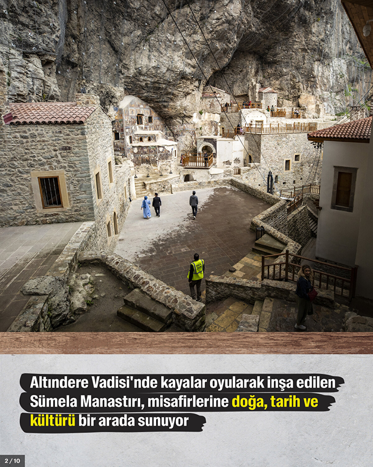 Trabzon'un Maçka ilçesindeki Karadağ'ın Altındere Vadisi'nde kayalar oyularak inşa edilen Sümela Manastırı, misafirlerine doğa, tarih ve kültürü bir arada sunuyor