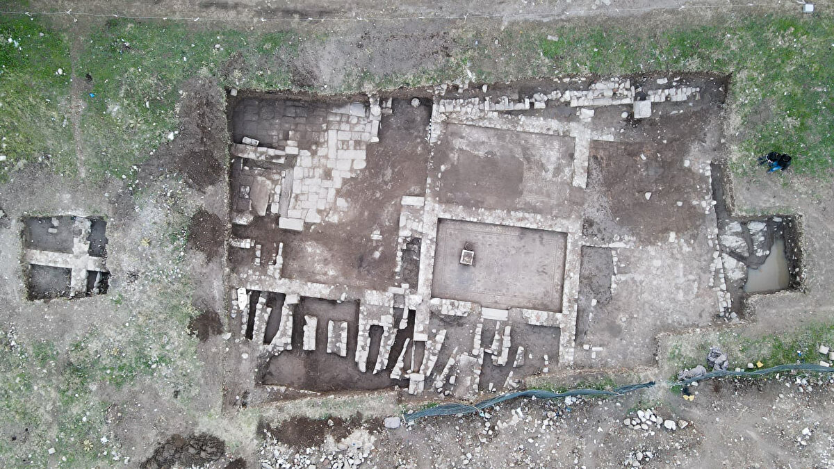 Müze Müdürlüğünün çalışmalarıyla açığa çıkarılan buluntulara, Kızıl Avlu çevresindeki bir dini alana ait olduğu tahmin edilen yapının tabanındaki mozaikler de eklendi.<br>