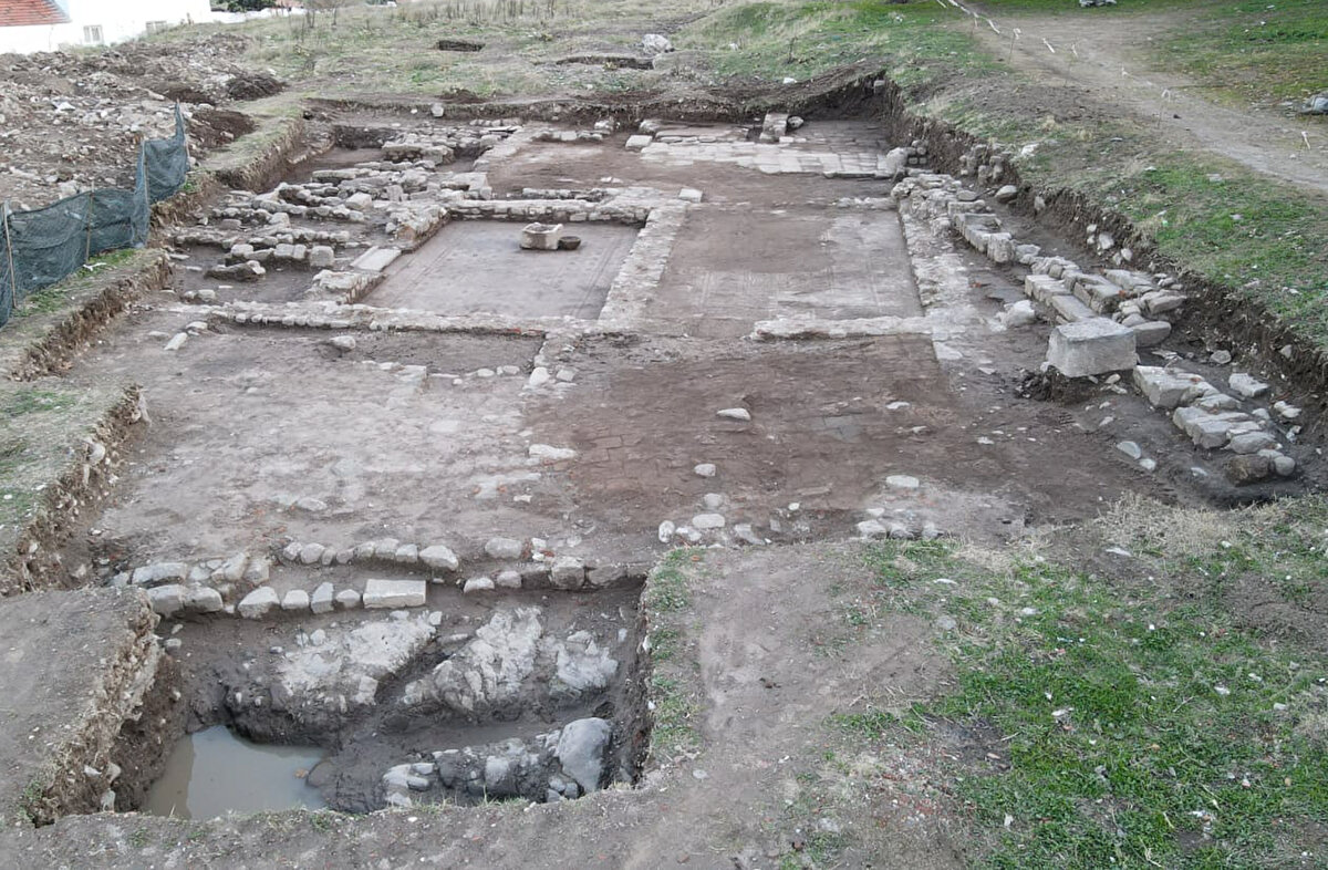 Bozulmamış, tahrip edilmemiş yapısıyla "nadir eserler" arasında yer alan mozaiklerin milattan önce 2. ya da 3. yüzyılda yapıldığı değerlendiriliyor.<br>