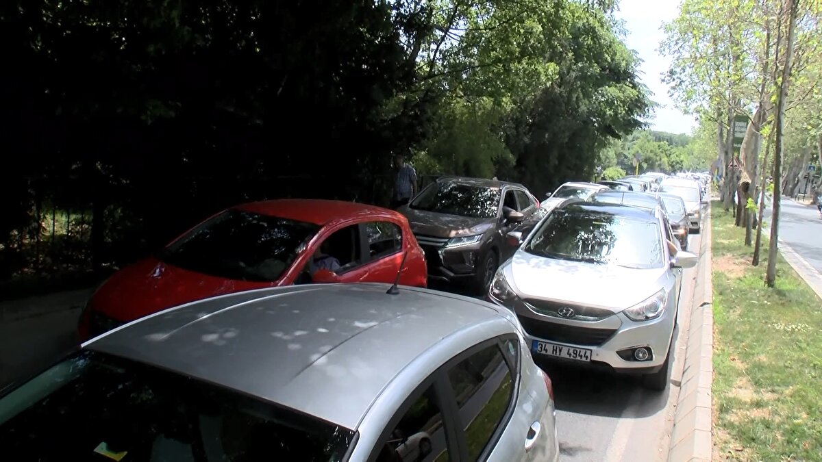 Göztepe'den geldiğini söyleyen Turgay Karataş da, "Yapacak bir şey yok. İstanbul'dan ancak bu şekilde çıkabiliyoruz" dedi