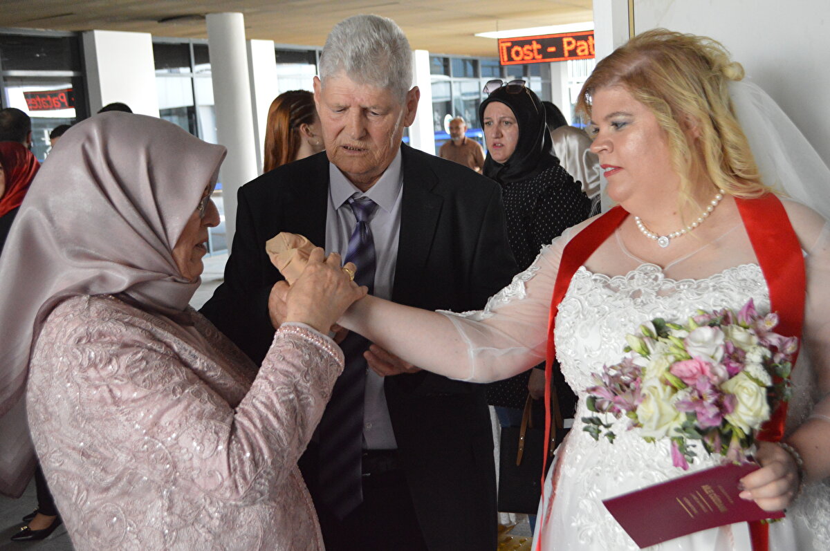 İşi gereği Kanada'da bulunduğunu ve tanıştığı Westwood ile birlikte yaşadığını ifade eden Akman, "Zaman zaman yılda bir ya da iki kez Türkiye'ye de geliyorduk. Yakın zamanda da evlenmeye karar verdik. Lüleburgaz memleketim olduğu için nikahı burada kıymak istedik." diye konuştu.<br><br>Nikahın ardından takı töreni gerçekleştirildi.