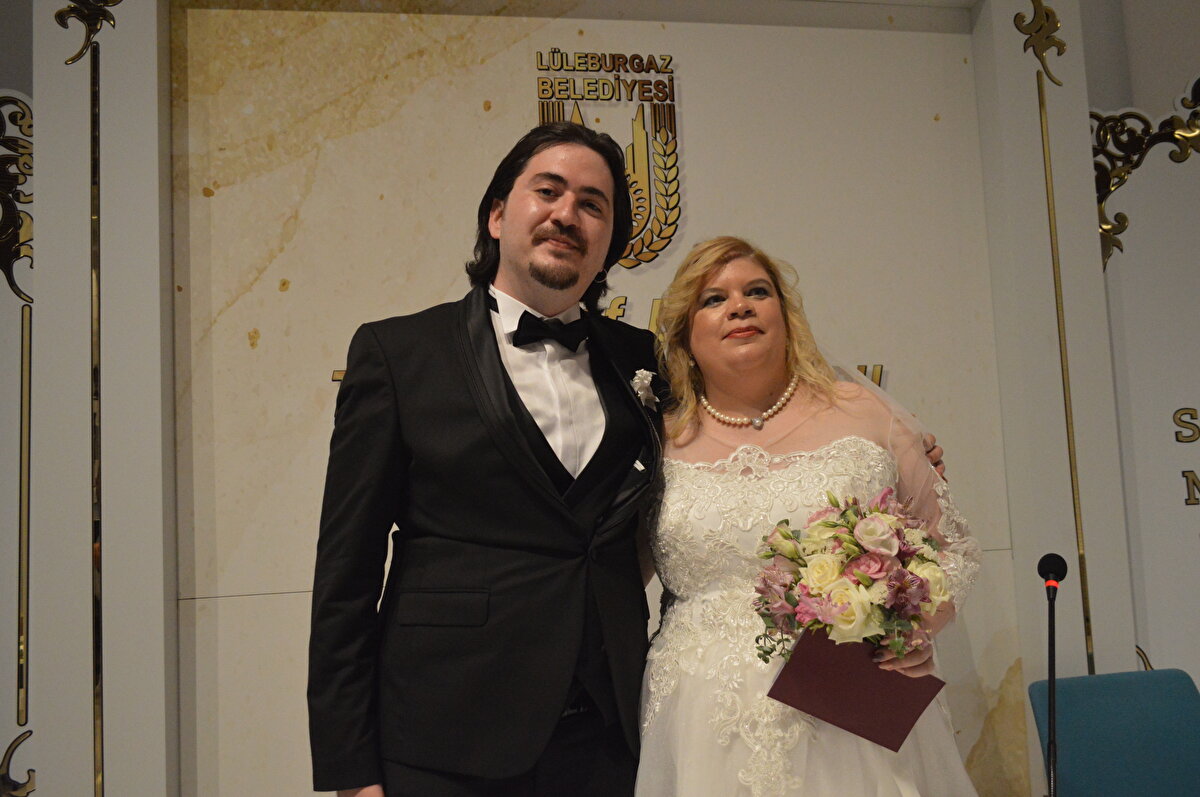 Kanadalı gelin, tercüman aracılığı ile nikahta "Evet" dedi. Gelin, Türk geleneklerine göre damadın ayağına basmayı da unutmadı.<br><br>Damat Akman, gazetecilere, çok mutlu olduğunu söyledi.