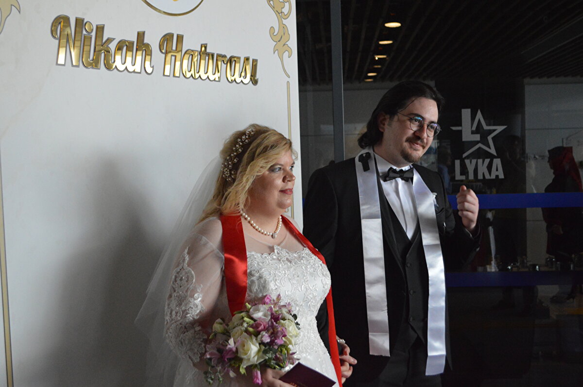 Lüleburgaz Yıldızları Kadın Akademisi Prof. Dr. Türkan Saylan Salonu'ndaki nikah, Türk geleneklerine göre gerçekleşti.