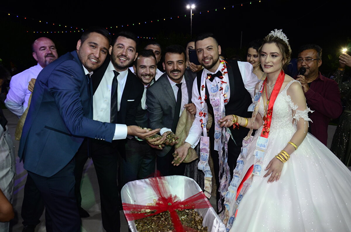 Geçen yıl da benzer şakayı arkadaşına yaptığını ifade eden Eroğlu, "Aslında böyle bir şey bekliyordum. Geçen sene arkadaşın düğününde beşlik banknot dolamıştık. Bu sene onlar bana birlik olarak geri döndü. Şaşkınım şu an. O bir liraları nerede harcayacağım bilmiyorum. Her gittiğimiz yere birlik bırakacağız artık." dedi.<br><br>