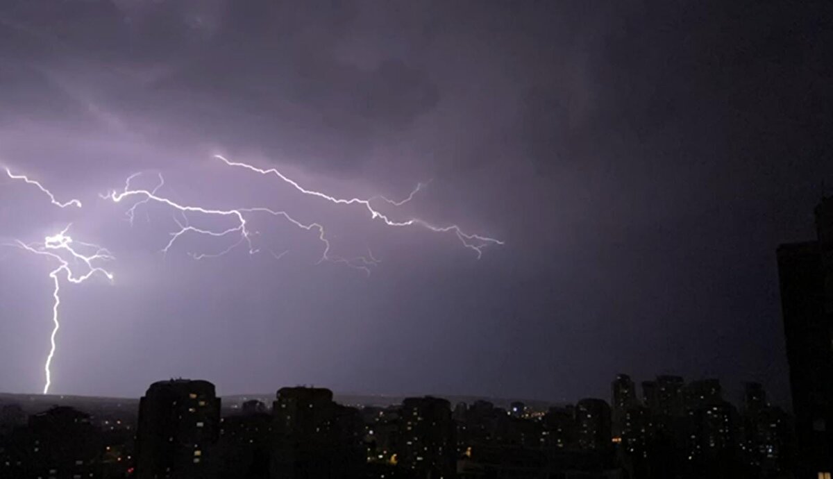 Öte yandan Bartın İnkumu sahilinde de etkili olan yağmur havayı serinletirken, çakan şimşekler keyifli seyir oluşturdu.<br><br>
