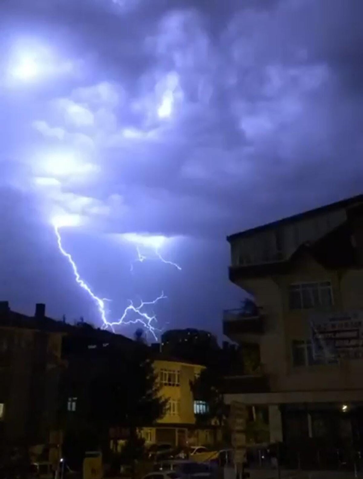 Gece saatlerinden itibaren art arda şimşekler çakarken o anlar cep telefonu kameralarına yansıdı.