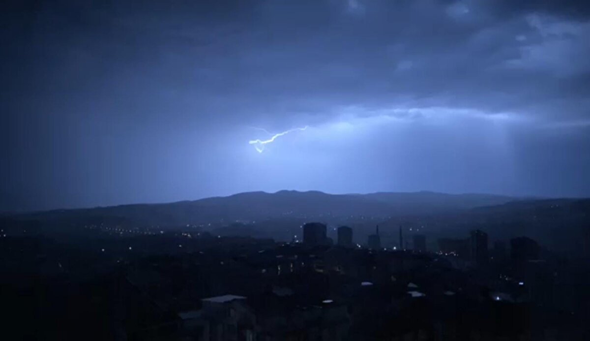 Hava sıcaklıklarının arttığı Karabük'te gece saatlerinde aniden gök gürültülü sağanak yağış etkili oldu.<br><br>