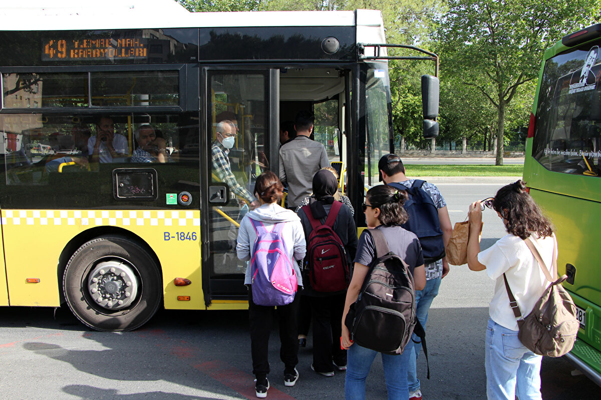 "BİRİLERİ ÇIKIP BAĞIRMASIN DİYE TAKIYORDUK"<br><br>Toplu taşımada maske kullanımının kalkmasının doğru olduğunu söyleyen Latif Mavzer "Zaten birçok kişi uymuyordu. Biz de takan insanlar olduğu için onlara saygısızlık olmasın diye takmaya devam ediyorduk. Birileri çıkıp bağırmasın diye takıyorduk. İsteyen maske takabilir. En azından sen niye maske takmıyorsun diye kavga çıkmayacak" dedi.