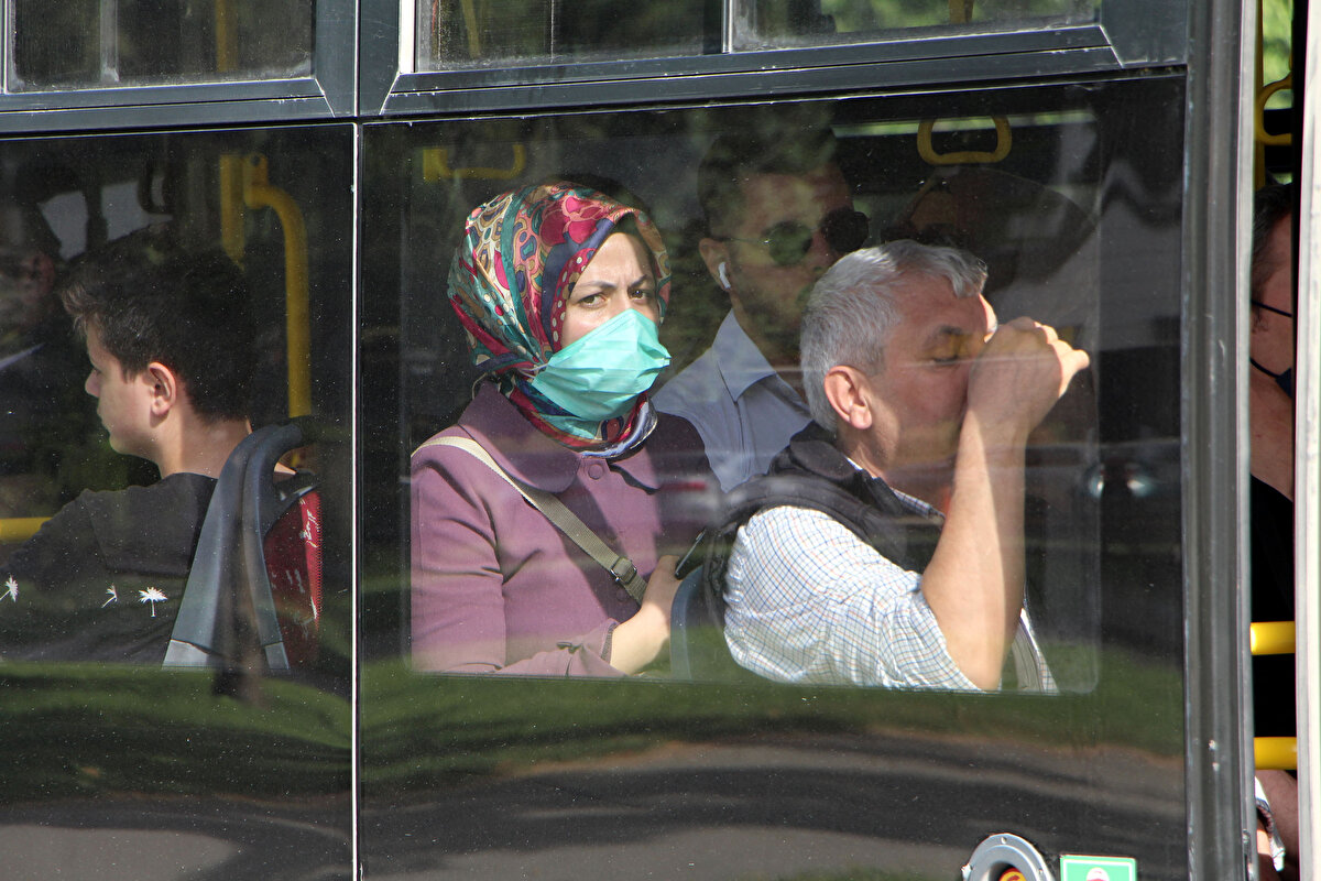 "BEN MASKE TAKMAYA DEVAM EDİYORUM"<br><br>Maske takılmasından yana olan Münire Belkuş ise "Hastalıklar daha bitmedi. Herkes hastalık bitmiş gibi düşünüyor. İnsanların yine de tedbir alması lazım. Ben maske takmaya devam ediyorum. Kimsenin ağzında maske yok. Öksürüyorlar tıksırıyorlar çoluk çocuk var. İnsanların hayatı ile oynuyorlar" diye konuştu.