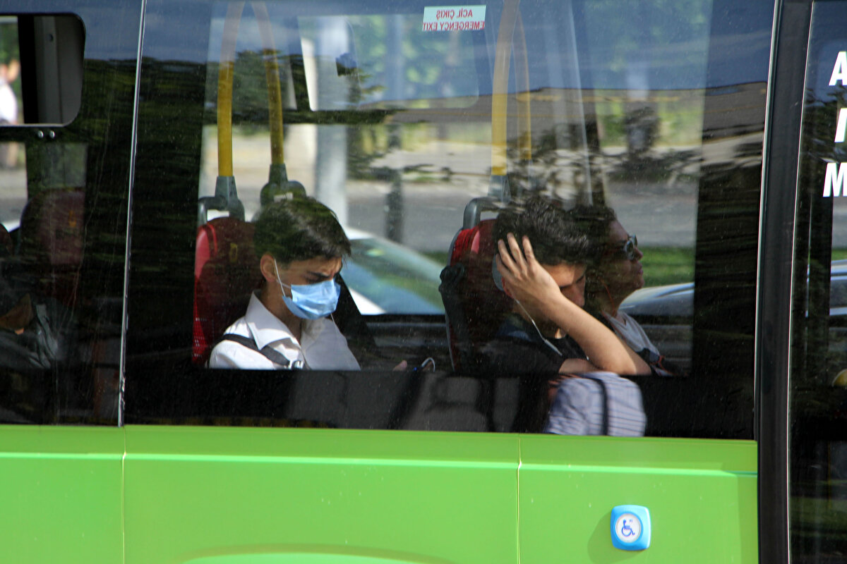 Bu açıklama ile toplu taşıma araçlarında maske takma zorunluluğu kaldırıldı. Toplu taşımada kimi maske takmaya devam ederken kimi de maskelerini çıkardı. <br>