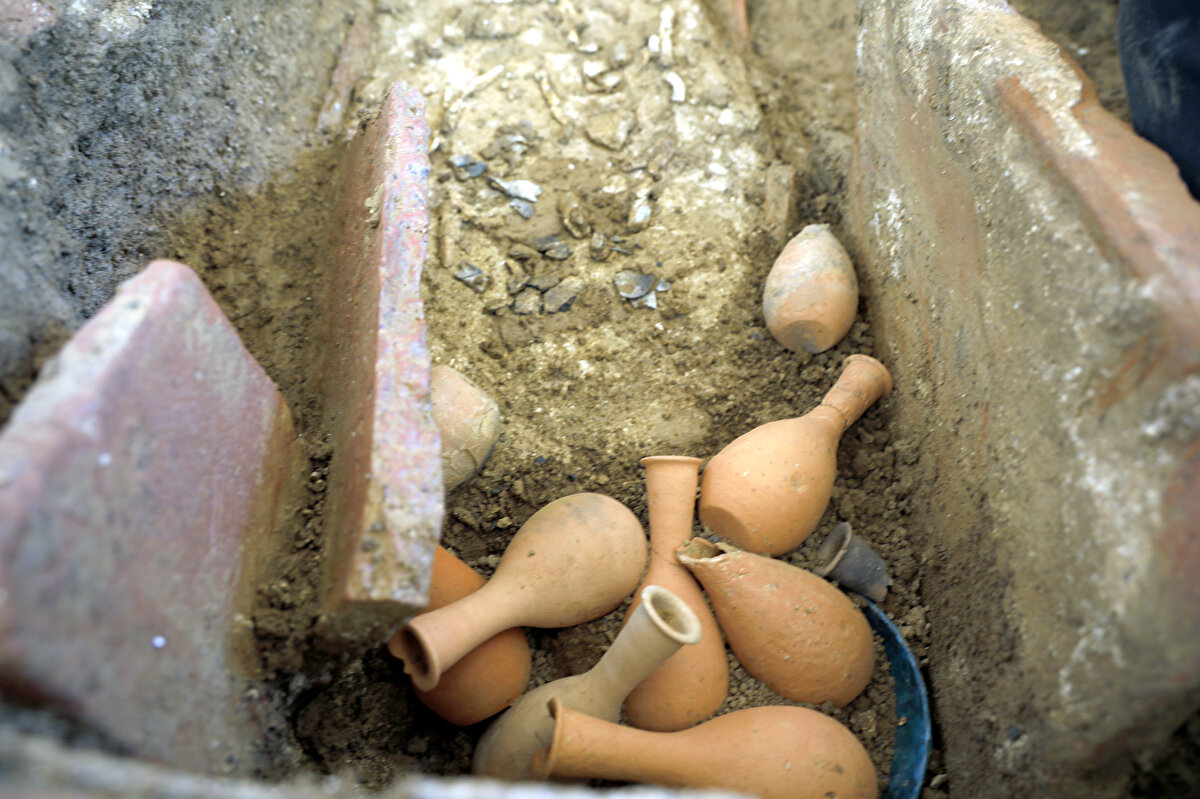 Daha sonra kazılar ilerledikçe, peronlar da alındıktan sonra mimari bütünlük ortaya çıktı. Yaklaşık 5 gün önce yeni bir bulguyla karşı karşıya kaldık. Geç Helenistik Döneme ait bir mezar ortaya çıktı. Mezarın kendi içinde buluntuları da olduğu için dönemsel olarak çok net bir veri sağlıyor. Mezar içinde ölü hediyesi olarak konulmuş pişmiş topraktan şişelerden mezarın tarihini de netleştirebildik. Geç Helenistik Döneme ait bir mezar. İstanbul için inanılmaz bir buluntu, çok büyük bir sürpriz. Helenistik Döneme ait ne yazık ki, elimizde çok veri yok. Hele hele mimari ve mezarda çok az. Bu nedenle çok çok önemli bir buluntu ile karşı karşıyayız. İstanbul'un tarihi yeniden yazılıyor deniyor ya bu metro ve marmaray kazıları ile beraber. İstanbul Arkeoloji Müzeleri gerçekten sonra 20 yıldır İstanbul'un tarihini değiştiriyor" dedi.