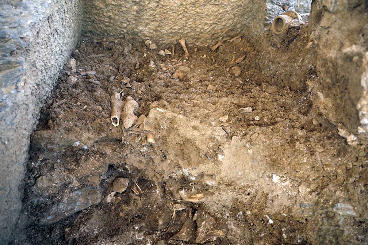 "İSTANBUL İÇİN İNANILMAZ BİR BULUNTU"<br>"Kazı çalışmalarına başladığımızda peronların arasında ipucunu gördüğümüz bir mimarı kalıntı vardı" diyen Asal, "Bu mimarı kalıntıyı o dönemde yanındaki küçük buluntular ve mimari özelliklerinden dolayı da Helenistik Döneme ait bir kalıntı diye tanımlamıştık. Döneminden emindik ama kesin olarak emin değildik. Bunun bir mezar anıtı olabileceğini düşündük ki, benzer örneğine Kadıköy Altıyol'da 1987'deki kazılarda rastlanmıştı.