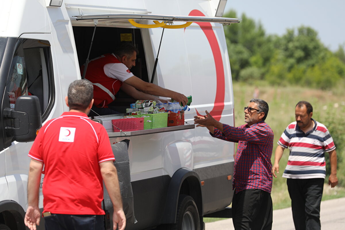 ARAÇ ÇIKIŞLARINDA YÜZDE 30 ARTIŞ<br><br>Hamzabeyli'de günlük TIR geçişleri 600'den 900'e, günlük 900 TIR'ın çıkış yaptığı Kapıkule Sınır Kapısı'ndan ise sayı 1200'e çıkarken, araç çıkışlarında yüzde 30 artış yaşandı.