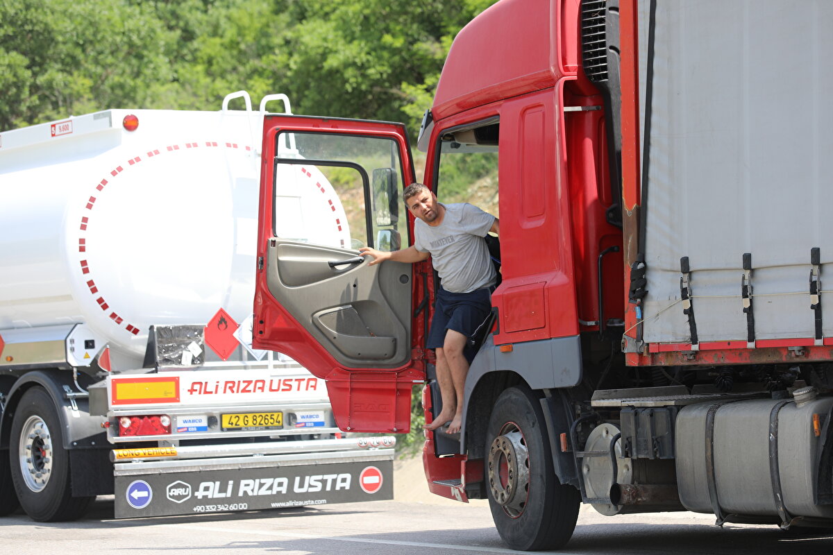 YAPILAN GÖRÜŞMELER TIR YOĞUNLUĞUNU AZALTTI<br>Bulgaristan'ın yoğunluğa cevap verememesi nedeniyle önceki gün Hamzabeyli'de 40 kilometreye kadar uzanan TIR kuyruğu, Türk makamlarının Bulgaristan tarafıyla görüşmesi sonucu azalmaya başladı.<br><br>Hamzabeyli'de kuyruk 25 kilometreye, Kapıkule Sınır Kapısı'ndaki TIR parklarında çıkış için bekleyen 4 bin TIR'ın ise 2 bin 500'e kadar düştü.