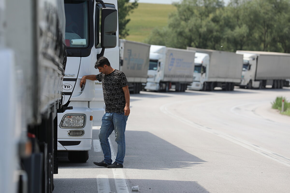 Yoğunluğun nedenlerinden birisinin de Kapıkule'den gelen arabalar olduğunu belirten Öztürk, "Senelerdir bu çileyi çekiyoruz. Burada tesis olması lazım. Olmadığı sürece burada kaza, bela, insan kaçakçılığı bitmeyecek. İnsan tuvaletini yapamıyor, yemeğini yiyemiyor" dedi.<br><br>"1 HAFTADIR YOLDAYIZ"<br>En büyük sıkıntıyı yolda beklerken çektiklerini söyleyen Dursun Çalışkan da, "1 haftadır Hamzabeyli yolundayız. Yediğimiz, içtiğimiz belli değil. Geceleri uyuyamıyoruz. Mülteciler var, arabamıza biniyorlar" dedi.