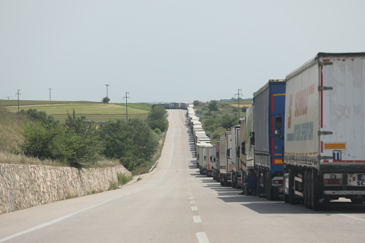 Son 3 ayda Hamzabeyli Sınır Kapısı'ndan günlük TIR geçişlerinin 600'den 900'e, 900 TIR'ın çıkış yaptığı Kapıkule'de bu sayının 1200'e çıktığı ifade edildi.<br><br>İki sınır kapısında bu rakamlarla birlikte TIR geçişlerinde yüzde 30 artış yaşandığı görüldü.