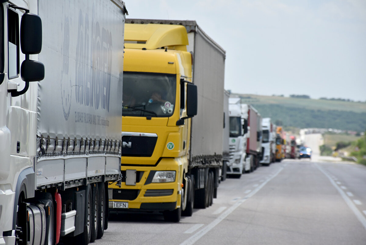 Bir hafta boyunca TIR'da duran malların sıcaktan etkilendiğini belirten Çalışkan, "Sıra 40-50 kilometreye dayanmış. Dolabımızda ekmeğimiz varsa yiyoruz. Yolda lokanta yok. Hamzabeyli'ye vardığımızda da orası pahalı. 40 yıldan beri şoförüm. İlk defa böyle bir kuyruğa giriyorum" diye konuştu.<br><br>